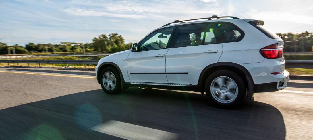 Un SUV blanc qui roule à grande vitesse