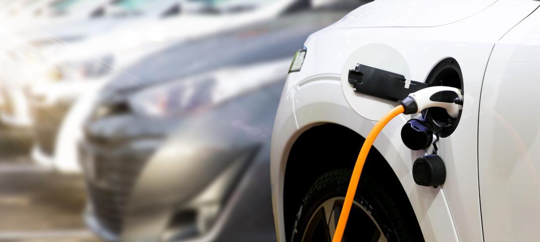 Une voiture électrique en charge