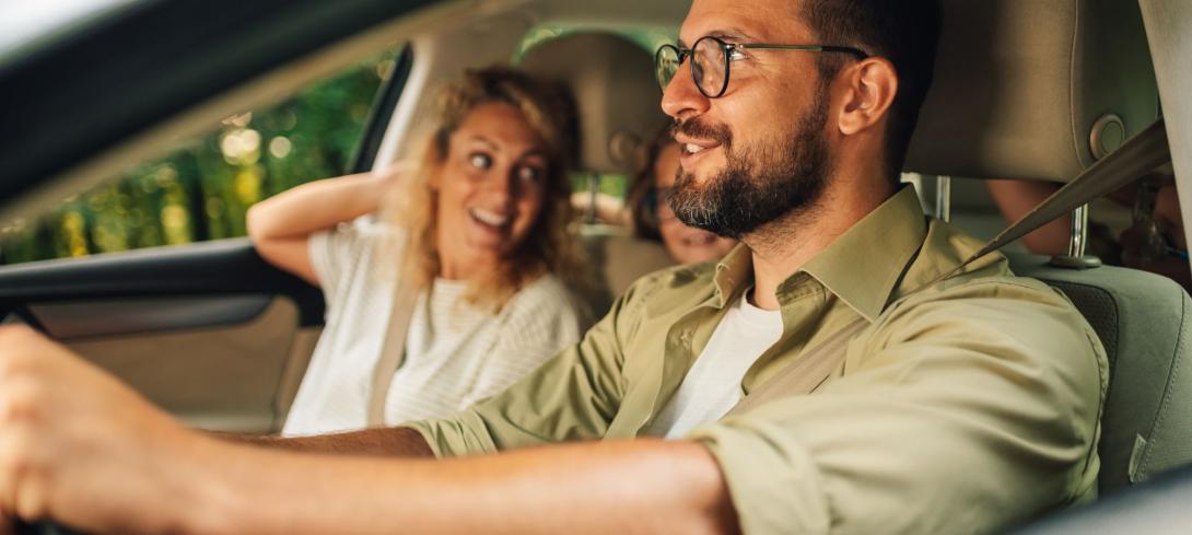 Famille dans un véhicule d'occasion