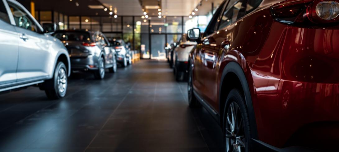 L'intérieur d'un concessionnaire automobile