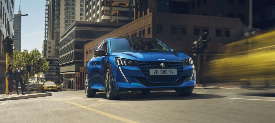 Une Peugeot 208 bleu, une des meilleures citadines d'occasion