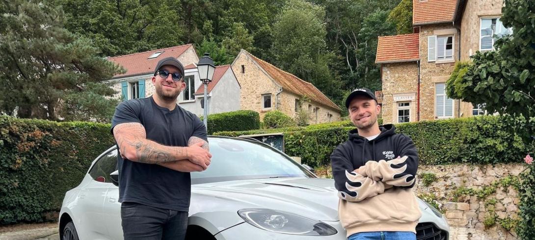 Squeezie et GMK posent devant l'Aston Martin DBX707