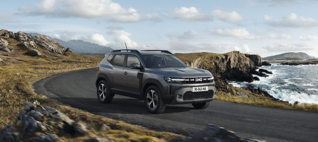 Dacia Duster, un SUV essence, sur une route en bord de mer