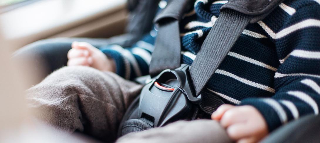 Un bébé dans une voiture familiale