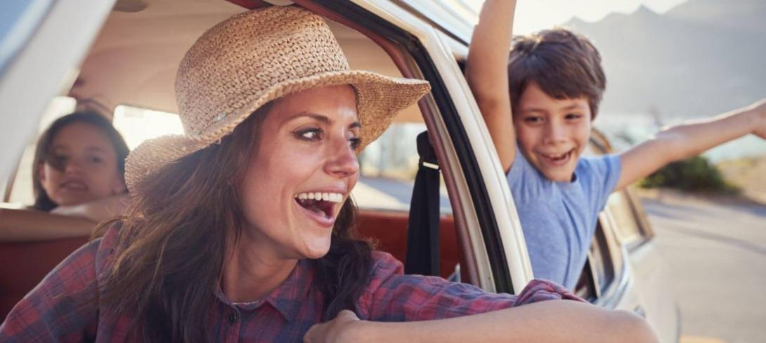 Une femme au volant de sa voiture familiale
