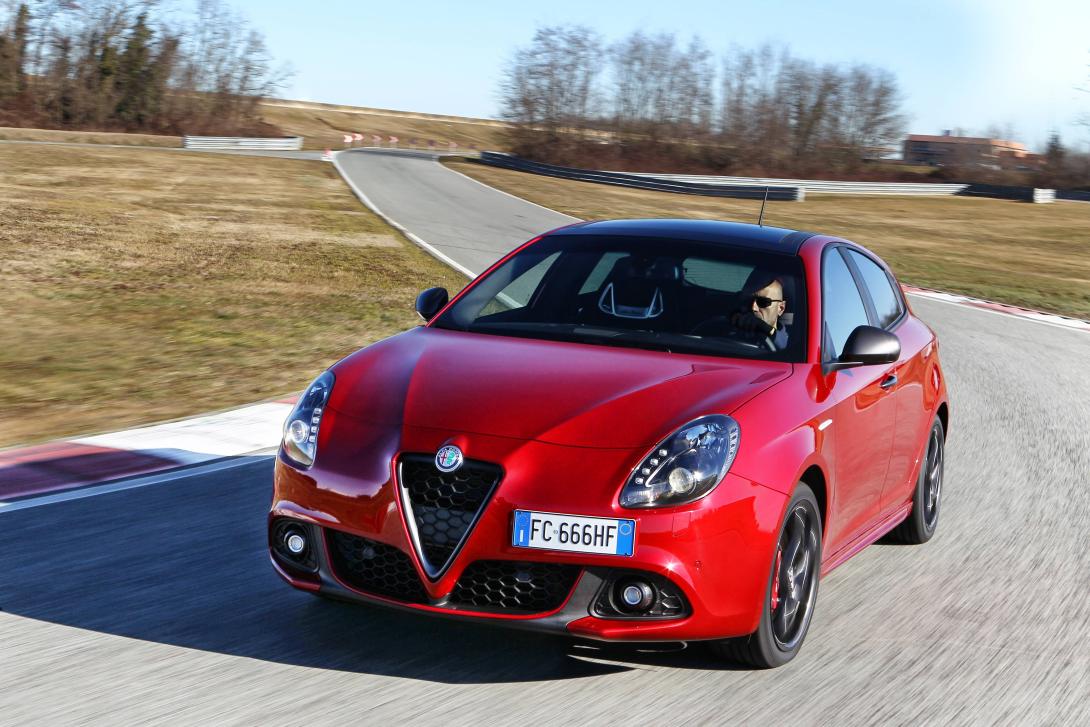 Alfa Romeo Giulietta, la classe à l’italienne avec cette couleur rouge qui lui va si bien