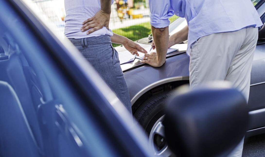 En cas de petit accrochage seul, il peut ainsi être intéressant de ne pas le déclarer à son assurance et de payer soi-même les frais occasionnés pour ne pas faire grimper son malus.