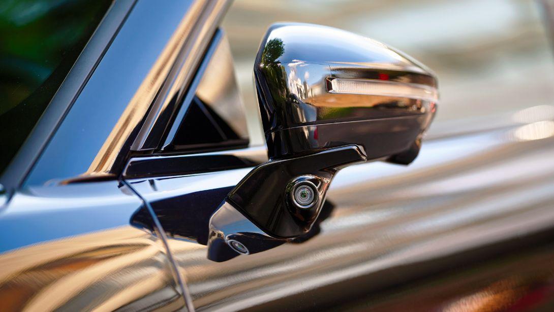 Une caméra de contrôle sur un rétroviseur pour l'aide à la conduite