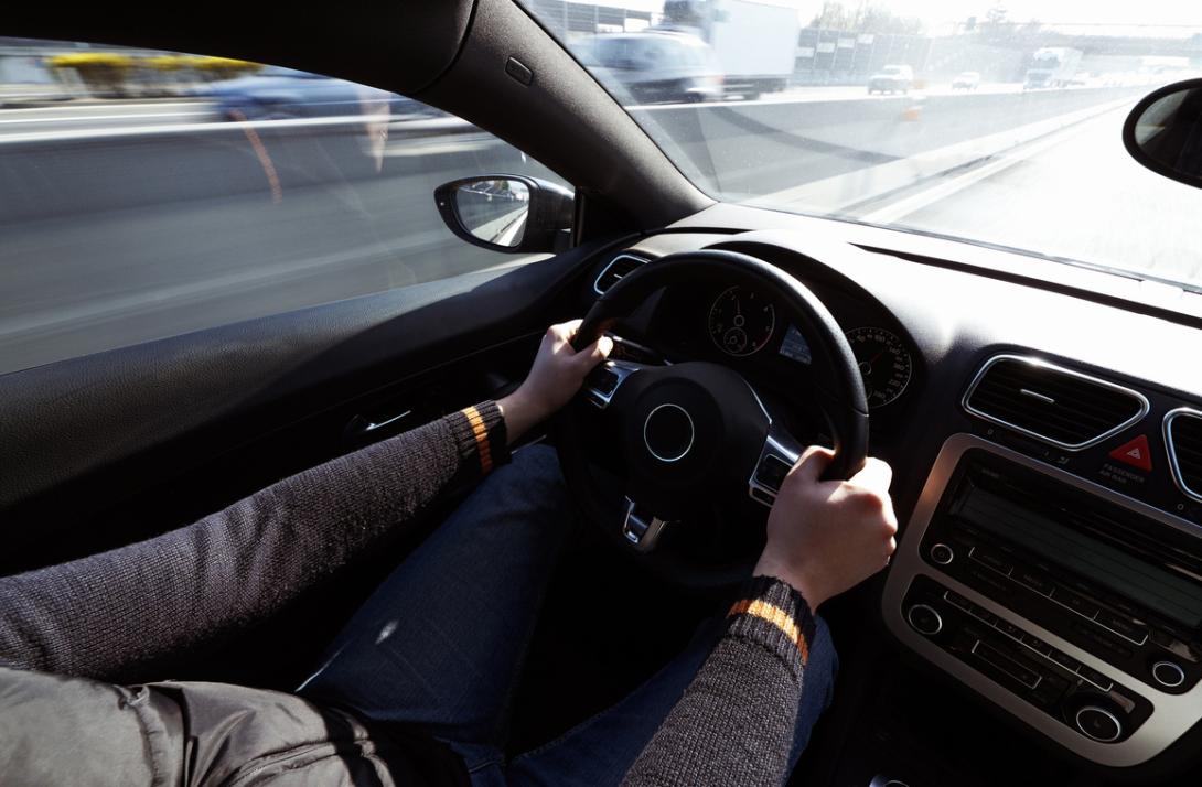 Régulateur en voiture : que faire s'il se bloque ?