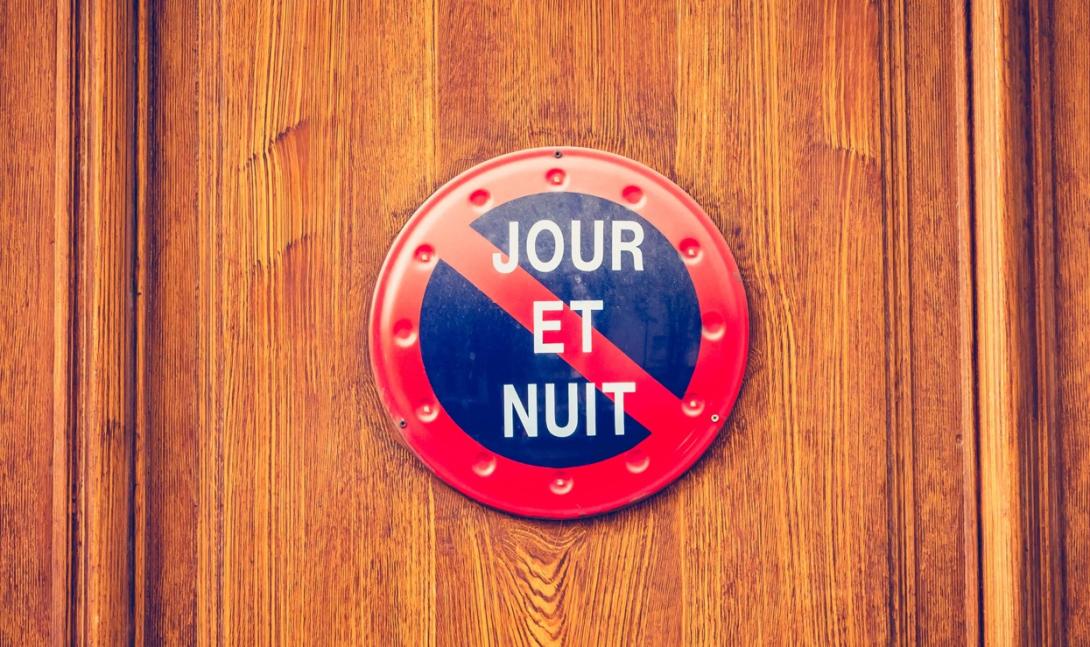 Peut-on se garer devant son portail ou son garage ?